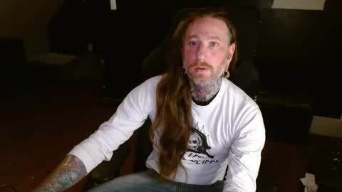 Snapshot of longhair021 chatting on 12/17/24, 02:01 longhair online show from 12/17/24, 02:01