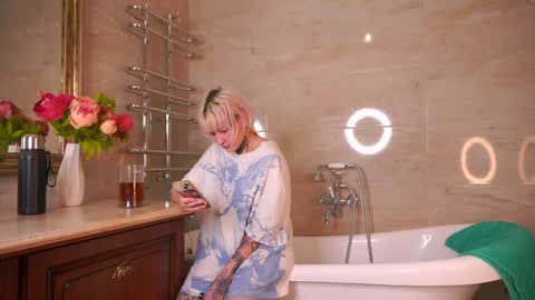 Snapshot of lookatmehabibi_ chatting on 11/29/25, 01:47 Adele Ellie and Lou Sally Dana and Bonnie online show from 11/29/25, 01:47