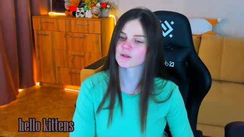 Snapshot of lora_cain chatting on 12/19/24, 03:08 Lora Cain online show from 12/19/24, 03:08