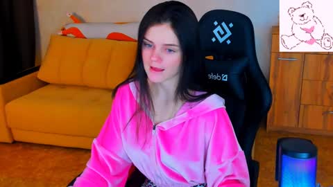 Snapshot of lora_cain chatting on 01/18/25, 04:10 Lora Cain online show from 01/18/25, 04:10