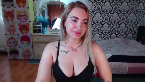 Snapshot of lorasinclare chatting on 06/04/26, 07:47 Queen LoraSinClare online show from 06/04/26, 07:47