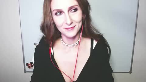 Lora  online show from 04/17/26, 10:57