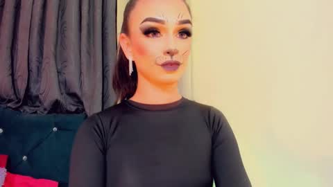 lesly lorena online show from 10/28/25, 03:43