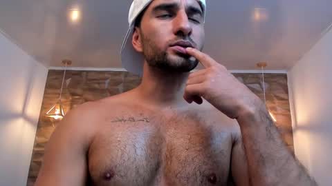  L O R E N Z O  Thumbs Up help  online show from 02/10/25, 08:21