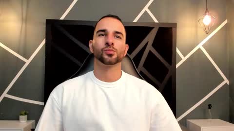  L O R E N Z O  Thumbs Up help  online show from 10/10/25, 05:12