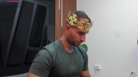  L O R E N Z O  Thumbs Up help  online show from 11/01/25, 05:37