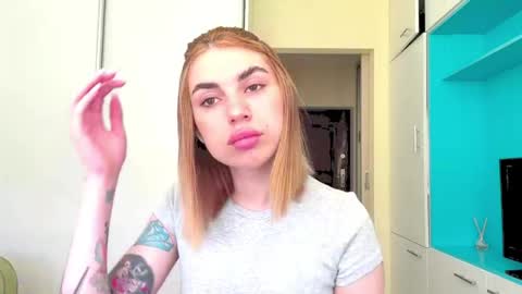 Snapshot of lorettahalechko chatting on 06/09/26, 10:05 Mia online show from 06/09/26, 10:05