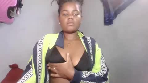 Snapshot of louane98 chatting on 02/15/26, 05:48 louane98 online show from 02/15/26, 05:48