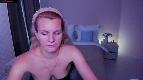 Snapshot of louisa_bay chatting on 12/12/24, 10:56 Louisa online show from 12/12/24, 10:56