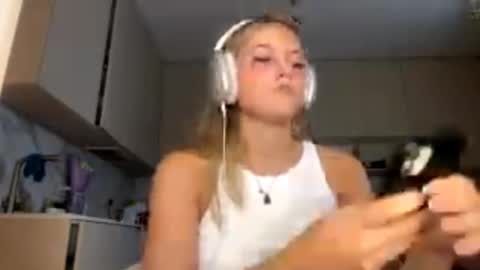 Snapshot of lourapimenta chatting on 02/25/26, 12:26 Eliza online show from 02/25/26, 12:26