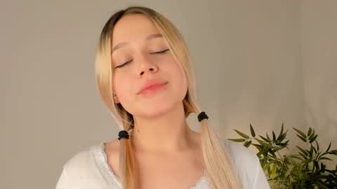 Snapshot of love_audirs6 chatting on 11/12/25, 01:11 Eva online show from 11/12/25, 01:11