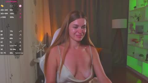 Snapshot of lovellalipss chatting on 07/28/26, 04:39 Laura online show from 07/28/26, 04:39