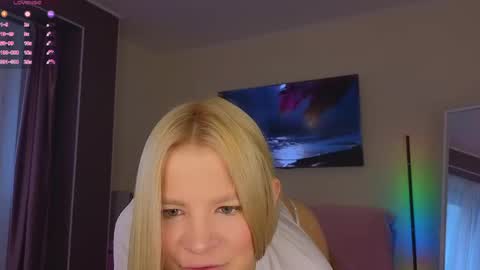 Snapshot of lovely_babyy chatting on 04/25/26, 04:37 Jenny online show from 04/25/26, 04:37