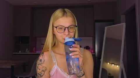 Snapshot of lovely_babyy chatting on 05/05/26, 04:37 Jenny online show from 05/05/26, 04:37