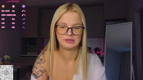 Snapshot of lovely_babyy chatting on 05/06/26, 04:41 Jenny online show from 05/06/26, 04:41