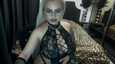 Snapshot of lovelyblondyxxx chatting on 04/28/26, 02:27 PrAllinXXXa online show from 04/28/26, 02:27