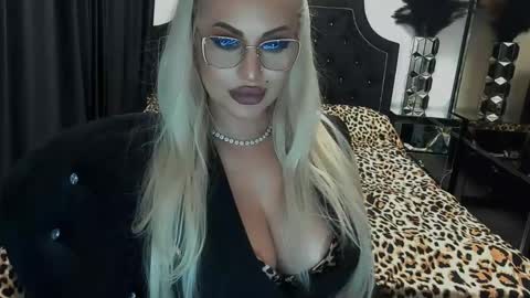Snapshot of lovelyblondyxxx chatting on 04/28/26, 11:10 PrAllinXXXa online show from 04/28/26, 11:10
