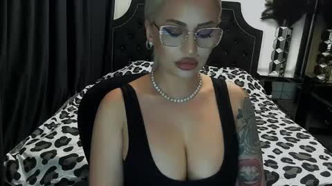 Snapshot of lovelyblondyxxx chatting on 05/04/26, 09:55 PrAllinXXXa online show from 05/04/26, 09:55