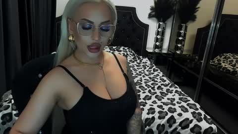 Snapshot of lovelyblondyxxx chatting on 05/15/26, 10:17 PrAllinXXXa online show from 05/15/26, 10:17