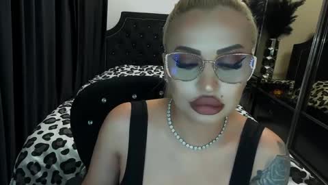 Snapshot of lovelyblondyxxx chatting on 05/22/26, 10:37 PrAllinXXXa online show from 05/22/26, 10:37