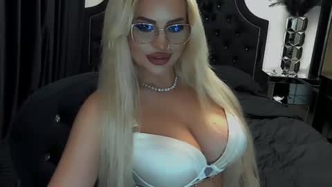 Snapshot of lovelyblondyxxx chatting on 06/09/26, 10:21 PrAllinXXXa online show from 06/09/26, 10:21