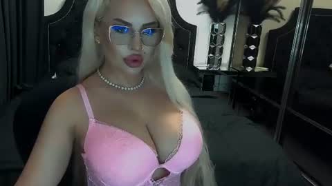 Snapshot of lovelyblondyxxx chatting on 06/10/26, 10:52 PrAllinXXXa online show from 06/10/26, 10:52