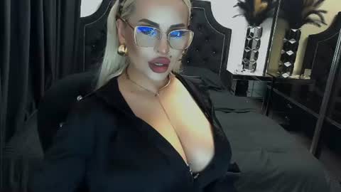 Snapshot of lovelyblondyxxx chatting on 06/12/26, 10:19 PrAllinXXXa online show from 06/12/26, 10:19