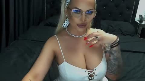 Snapshot of lovelyblondyxxx chatting on 06/18/26, 10:36 PrAllinXXXa online show from 06/18/26, 10:36
