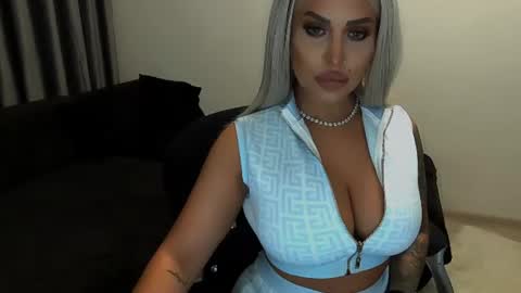 Snapshot of lovelyblondyxxx chatting on 07/20/26, 10:01 PrAllinXXXa online show from 07/20/26, 10:01