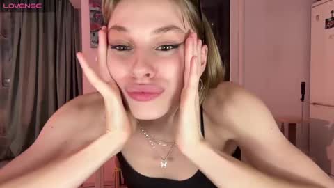 lovesstation online show from 03/02/25, 09:01