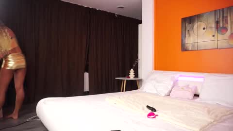 Nora online show from 11/22/25, 04:33