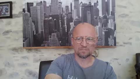 Snapshot of lrda49 chatting on 05/20/26, 11:05 Espigle online show from 05/20/26, 11:05