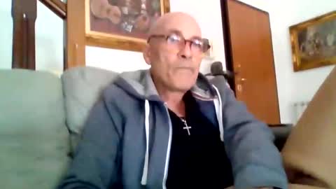 Snapshot of luca105 chatting on 01/16/25, 11:04 luca105 online show from 01/16/25, 11:04