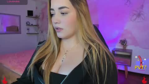 Snapshot of lucia_star_ chatting on 02/16/25, 02:09 lucia star  online show from 02/16/25, 02:09