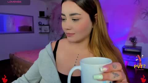 Snapshot of lucia_star_ chatting on 02/21/25, 05:35 lucia star  online show from 02/21/25, 05:35