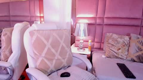  lucia wallace  online show from 02/15/25, 06:44