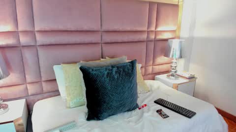  lucia wallace  online show from 10/11/25, 04:22