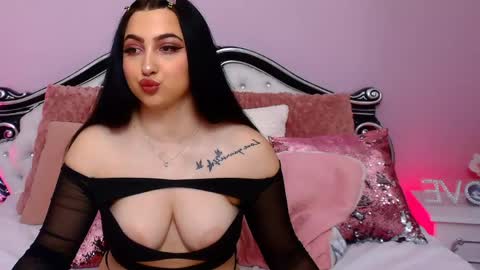 Snapshot of luckyymia chatting on 05/25/26, 05:52 Mia online show from 05/25/26, 05:52