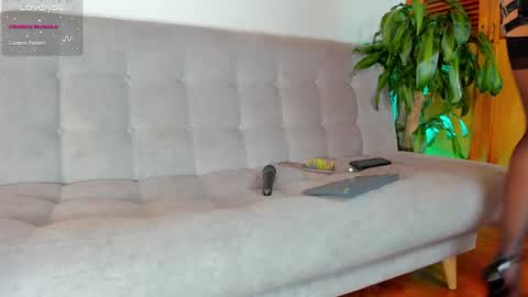 Hello my name is Lucy nice to meet you  thumb up is important for me kisses     online show from 01/27/25, 07:13