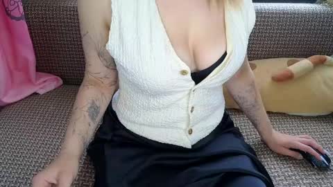 Snapshot of lucy_curvy chatting on 05/17/26, 03:15 Lucy online show from 05/17/26, 03:15