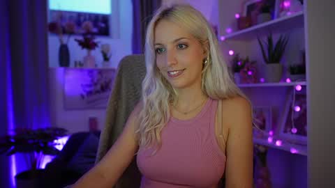 Snapshot of lucy_cutie_ chatting on 07/24/26, 06:17 Cutie Lucy online show from 07/24/26, 06:17