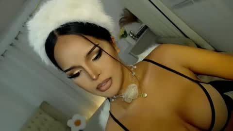 Snapshot of lucy_heartfiliaxxx chatting on 12/23/25, 07:17 MONA online show from 12/23/25, 07:17