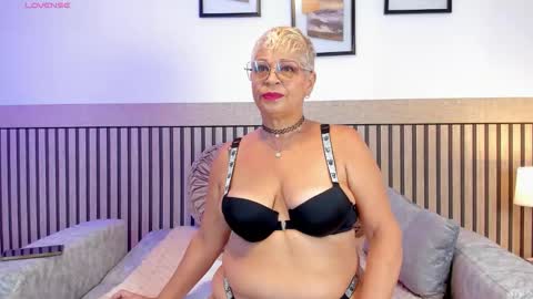 Snapshot of lucy_milf_68 chatting on 11/10/25, 10:47 lucy milf online show from 11/10/25, 10:47