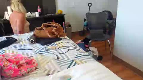 Snapshot of lucyloveslookers78240 chatting on 09/17/25, 04:30 Lucy Loves Lookers online show from 09/17/25, 04:30