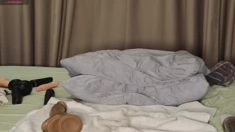 Love kinky Go here  online show from 03/05/25, 10:00