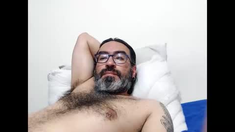 Snapshot of luis2988z chatting on 05/03/26, 11:11 Hairyman online show from 05/03/26, 11:11