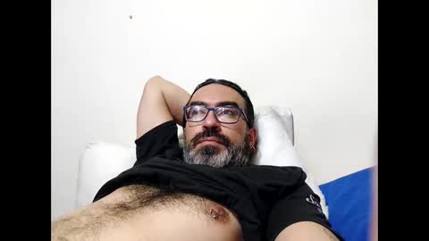 Snapshot of luis2988z chatting on 05/19/26, 02:18 Hairyman online show from 05/19/26, 02:18