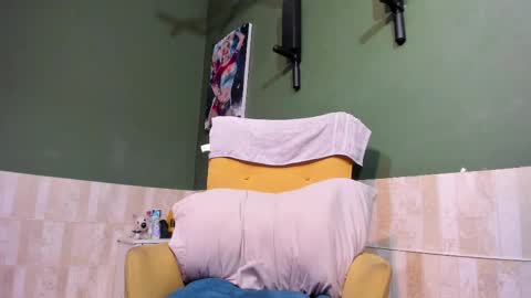 Snapshot of luis_as chatting on 02/20/25, 12:04 Luis AS online show from 02/20/25, 12:04