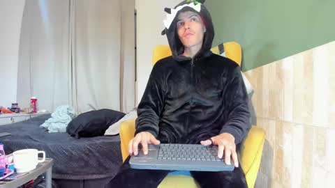 Snapshot of luis_as chatting on 02/23/25, 11:44 Luis AS online show from 02/23/25, 11:44