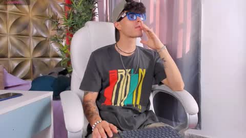 Snapshot of luis_as chatting on 10/21/25, 01:23 Luis AS online show from 10/21/25, 01:23